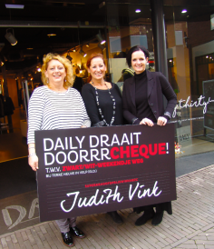 PERSBERICHT Judith Vink gelukkige winnares Daily Draait Doorrr-actie